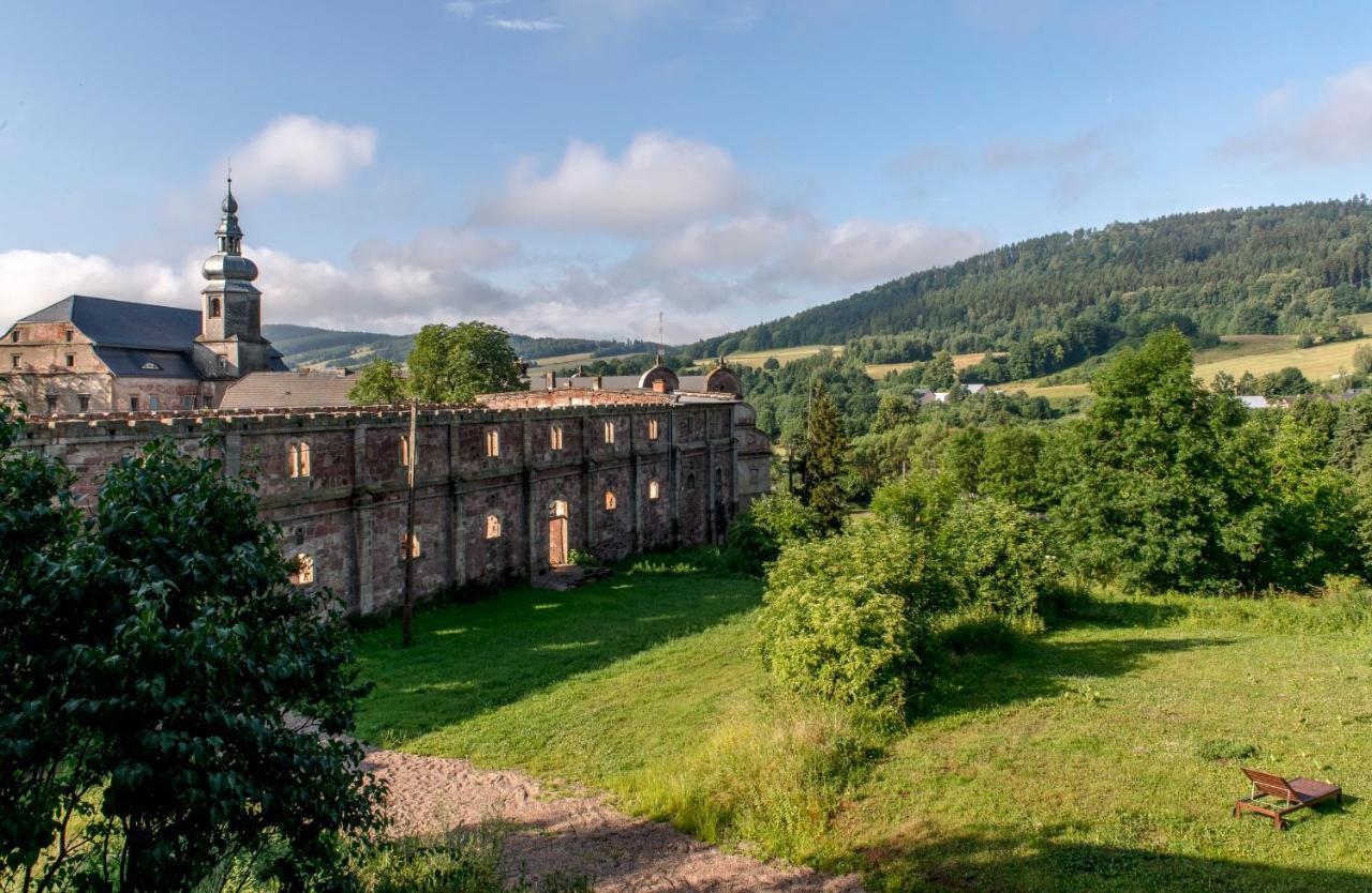 Zamek Sarny - Schloss Scharfeneck โควอตสโก ภายนอก รูปภาพ