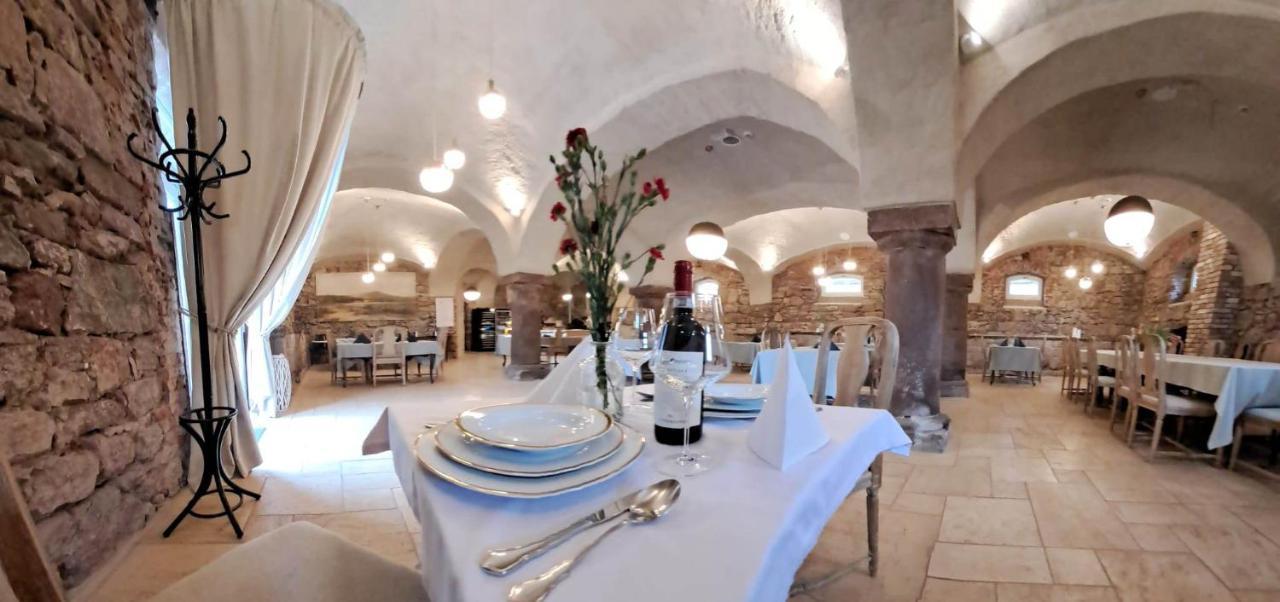 Zamek Sarny - Schloss Scharfeneck โควอตสโก ภายนอก รูปภาพ
