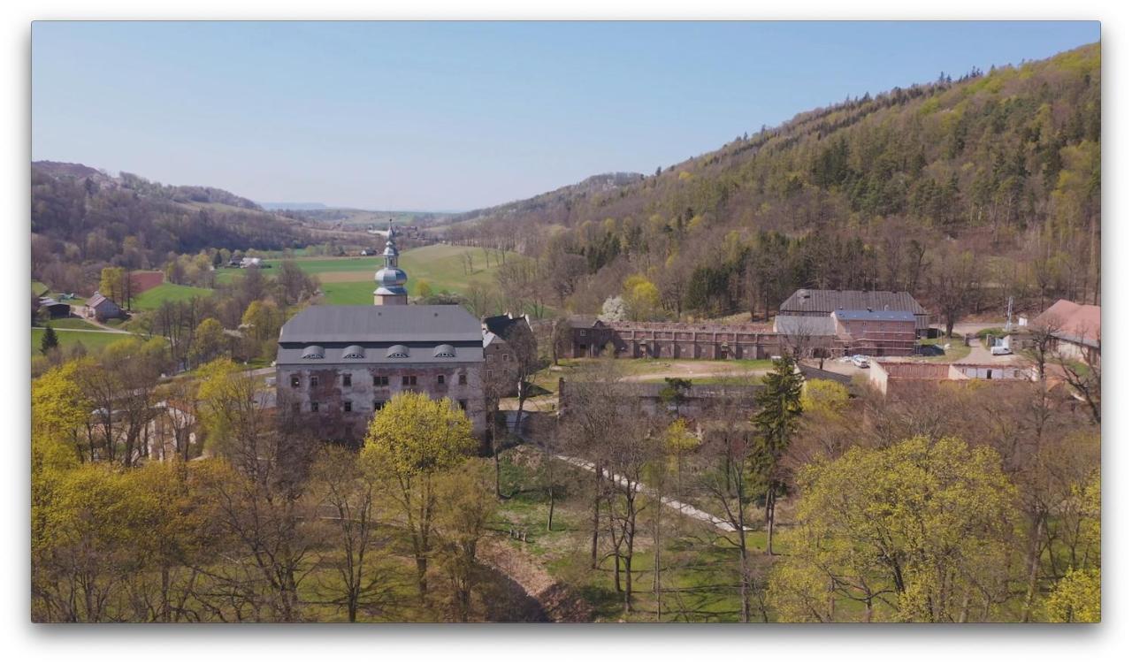 Zamek Sarny - Schloss Scharfeneck โควอตสโก ภายนอก รูปภาพ